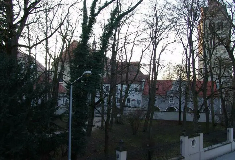 Camera Standard, Castle