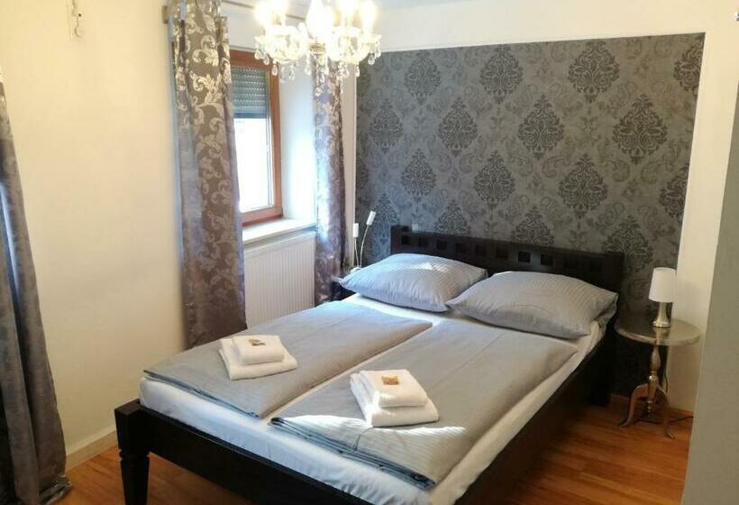 Quarto Estandar, Castle