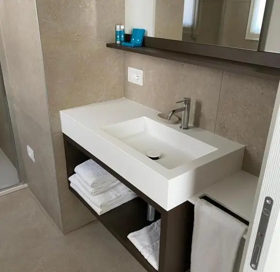 اتاق لوکس, Petit