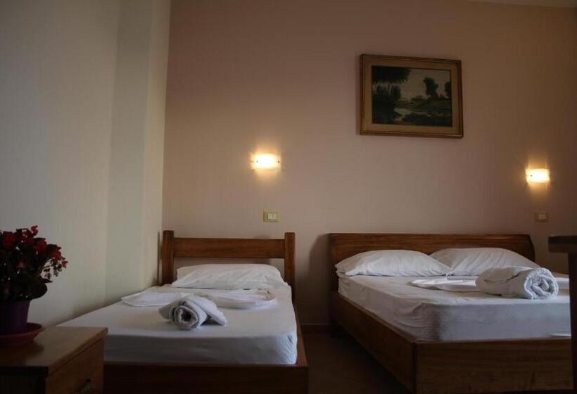 חדר סטנדרט לשלושה, Princess Jerolda