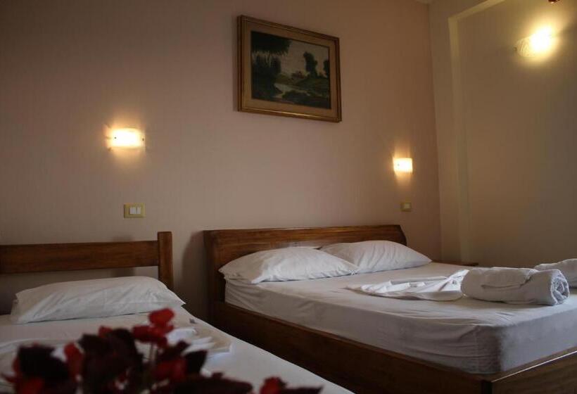 חדר סטנדרט לשלושה, Princess Jerolda