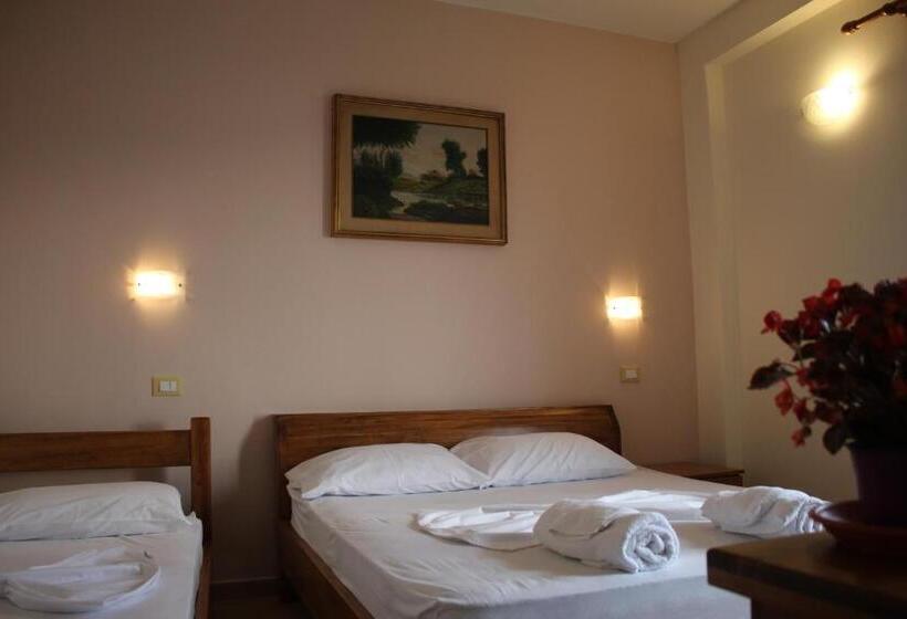 חדר סטנדרט לשלושה, Princess Jerolda