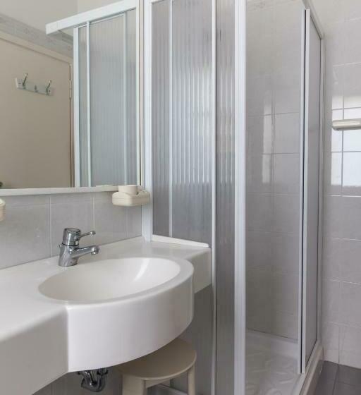 غرفة قياسية فردية, Singapore