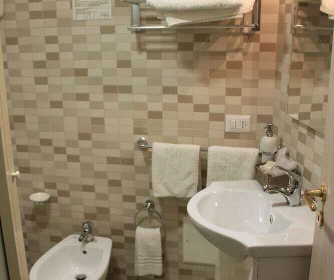 חדר קומפורט לשלושה, La Piazza