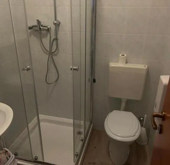 Basic Kolmen Hengen Huone, Albergo La Grolla