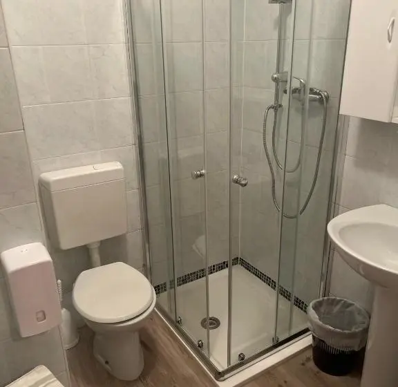 Perhehuone, Albergo La Grolla