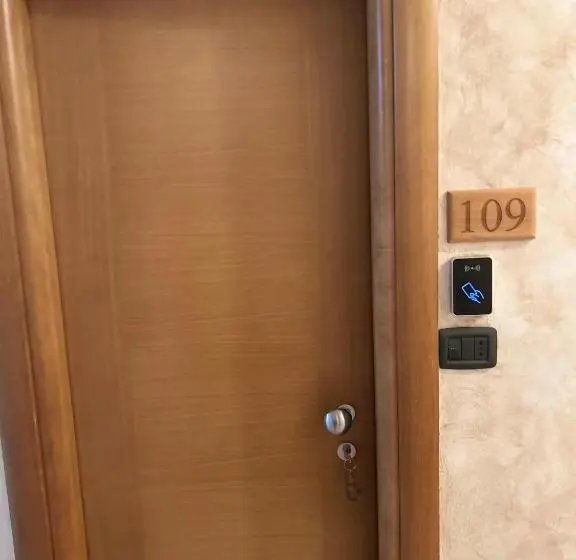 Perhehuone, Albergo La Grolla