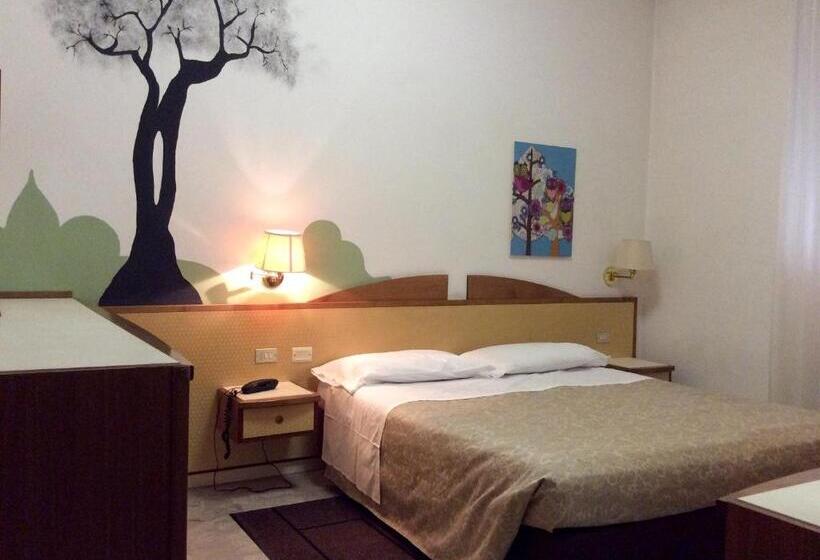 اتاق استاندارد سه نفره, Alexandra