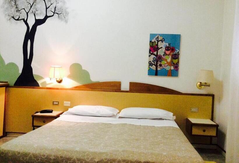 اتاق استاندارد سه نفره, Alexandra