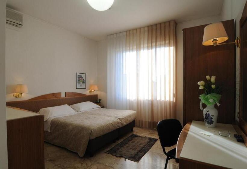 اتاق استاندارد سه نفره, Alexandra