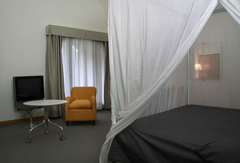 جناح جونيور مزوَّد بشرفة, Cavour Et Des Officiers