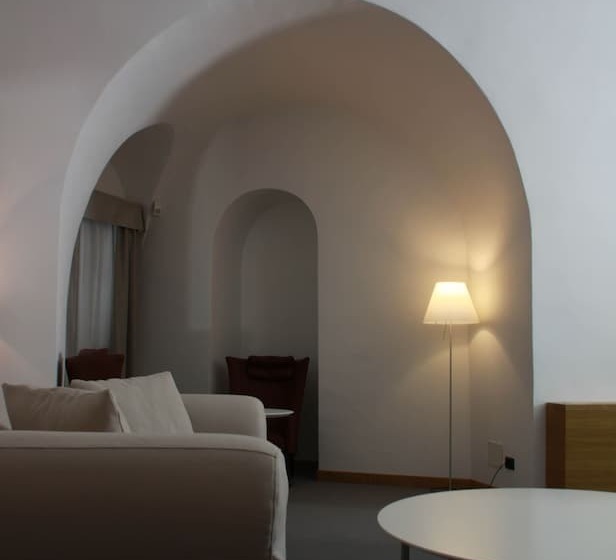 جناح جونيور مزوَّد بشرفة, Cavour Et Des Officiers