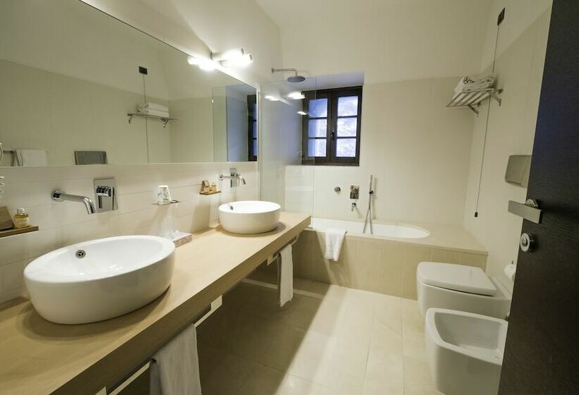 جناح جونيور مزوَّد بشرفة, Cavour Et Des Officiers