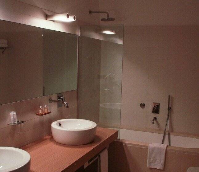 غرفة قياسية, Cavour Et Des Officiers