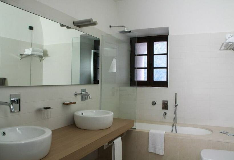 جناح جونيور مزوَّد بشرفة, Cavour Et Des Officiers