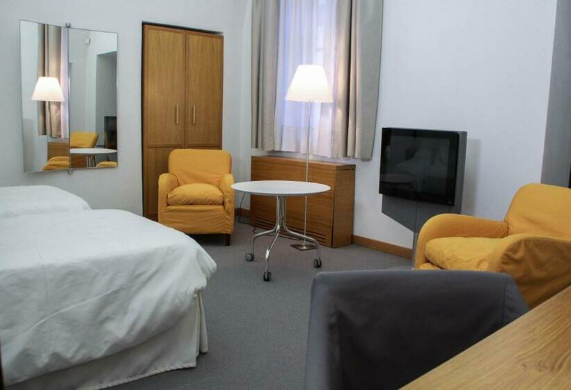 غرفة قياسية, Cavour Et Des Officiers