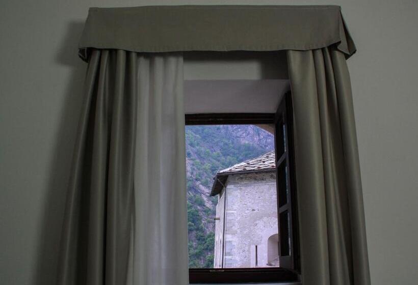 جناح جونيور مزوَّد بشرفة, Cavour Et Des Officiers