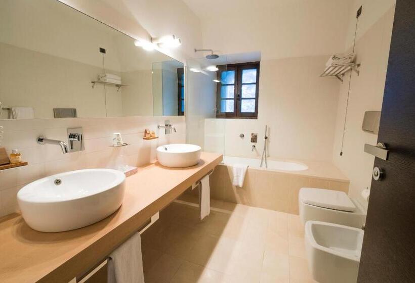 جناح جونيور مزوَّد بشرفة, Cavour Et Des Officiers