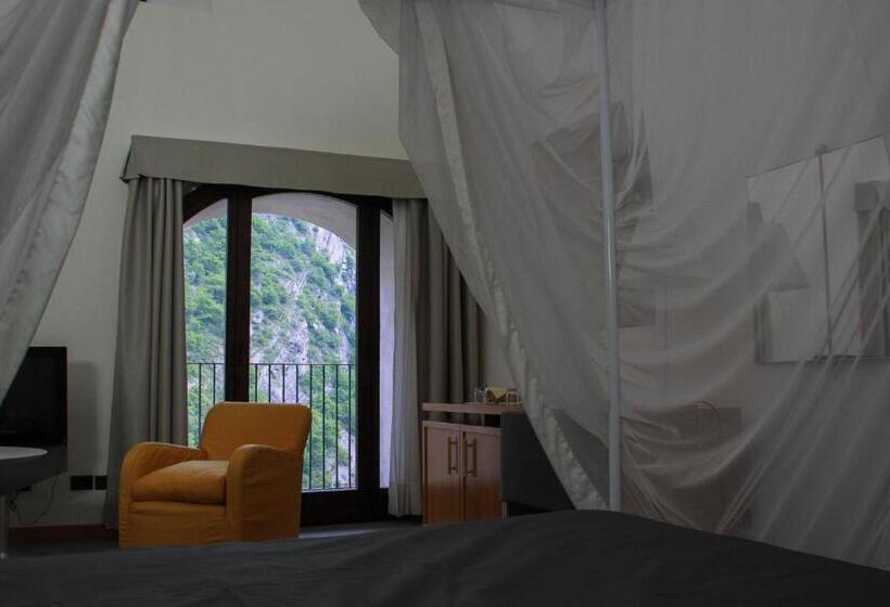 جناح جونيور مزوَّد بشرفة, Cavour Et Des Officiers