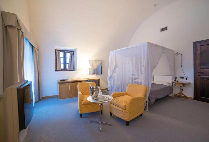 جناح جونيور مزوَّد بشرفة, Cavour Et Des Officiers