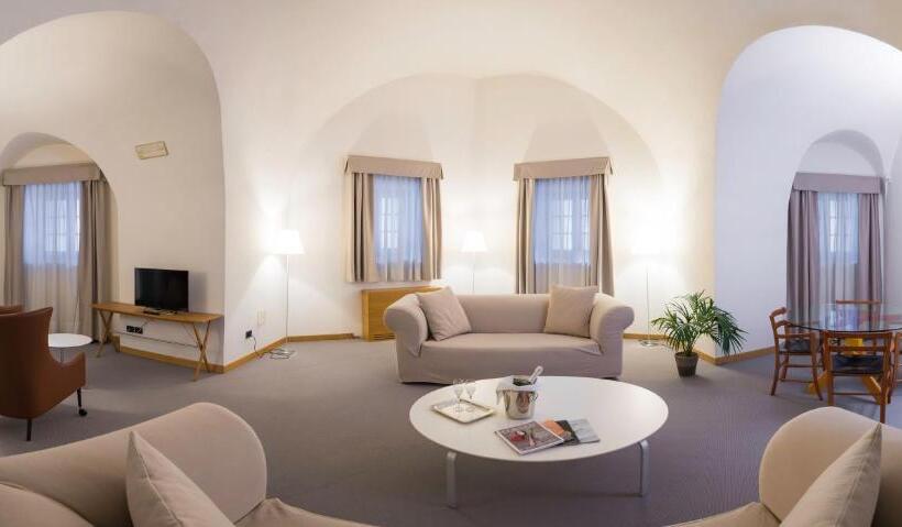 جناح, Cavour Et Des Officiers