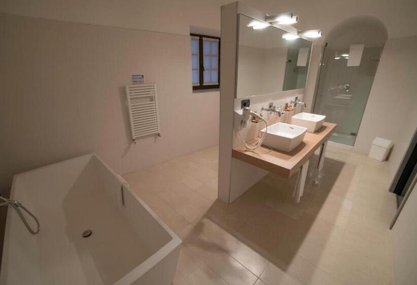 جناح, Cavour Et Des Officiers