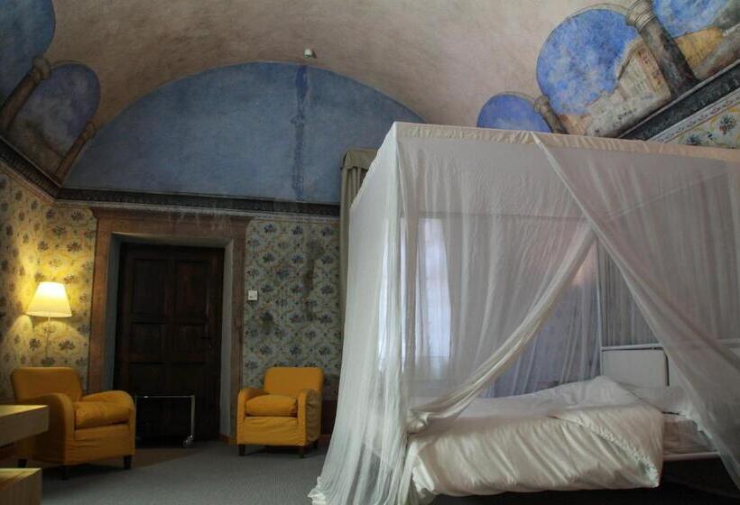 جناح, Cavour Et Des Officiers