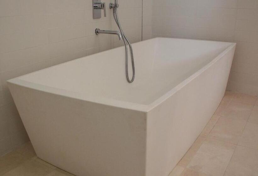 جناح, Cavour Et Des Officiers