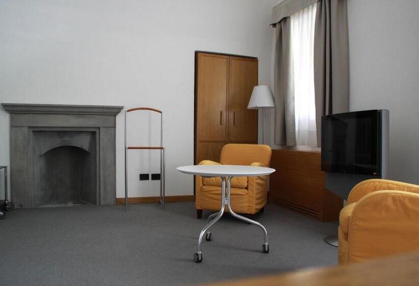 غرفة قياسية, Cavour Et Des Officiers