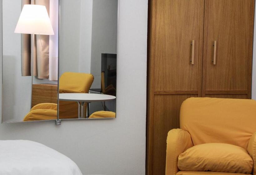 غرفة قياسية, Cavour Et Des Officiers