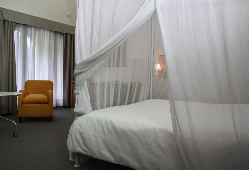 جناح, Cavour Et Des Officiers