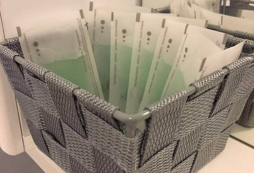 חדר סטנדרט לשלושה, Commercio