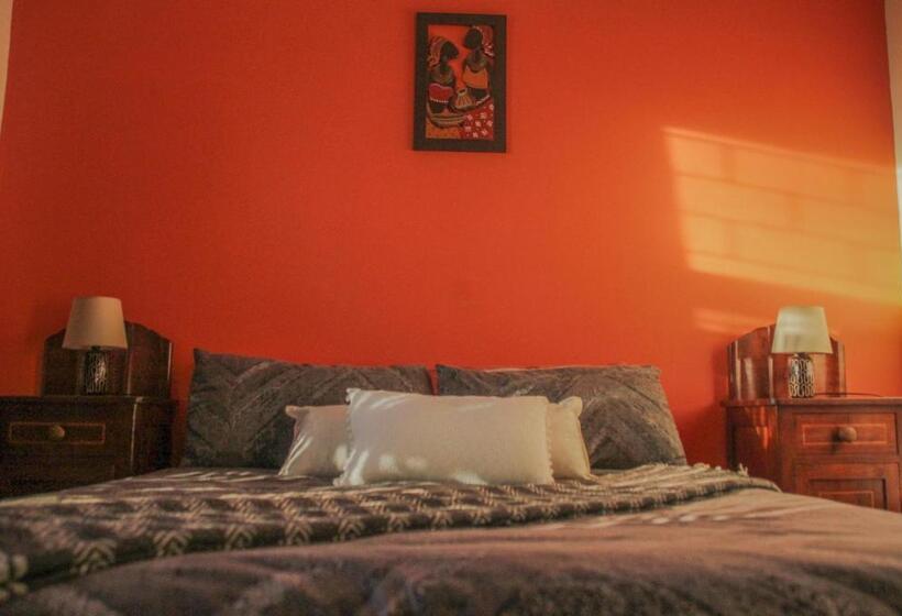 اتاق استاندارد با سرویس بهداشتی مشترک, African Ubuntu Backpackers