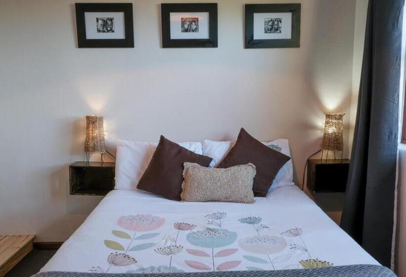 اتاق استاندارد با سرویس بهداشتی مشترک, African Ubuntu Backpackers