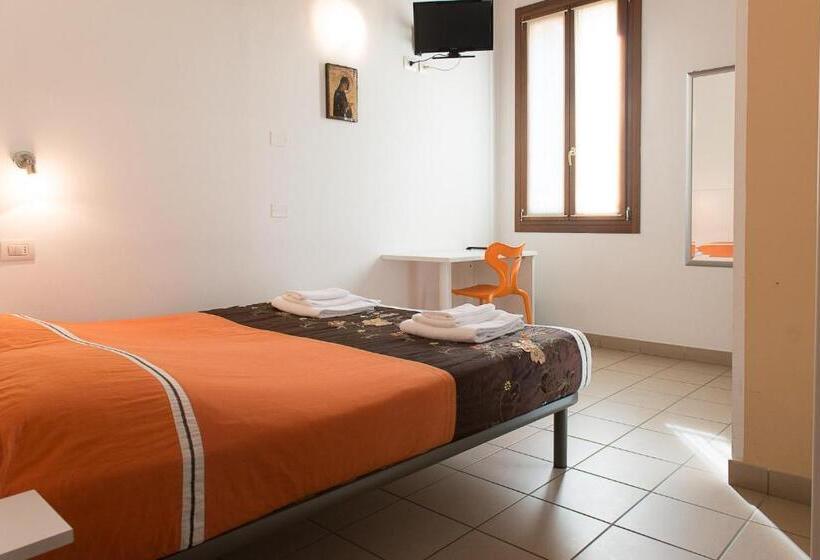 スタンダードルーム, Domus Clugiae