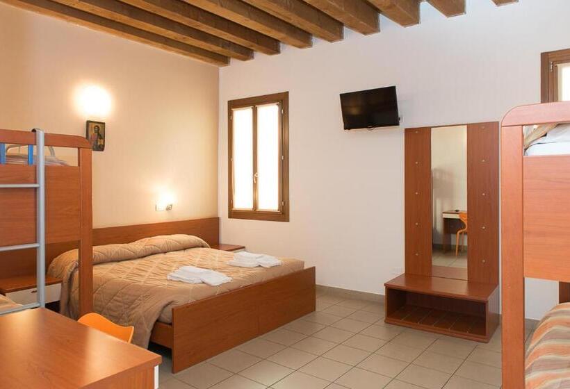 클래식 패밀리 룸, Domus Clugiae