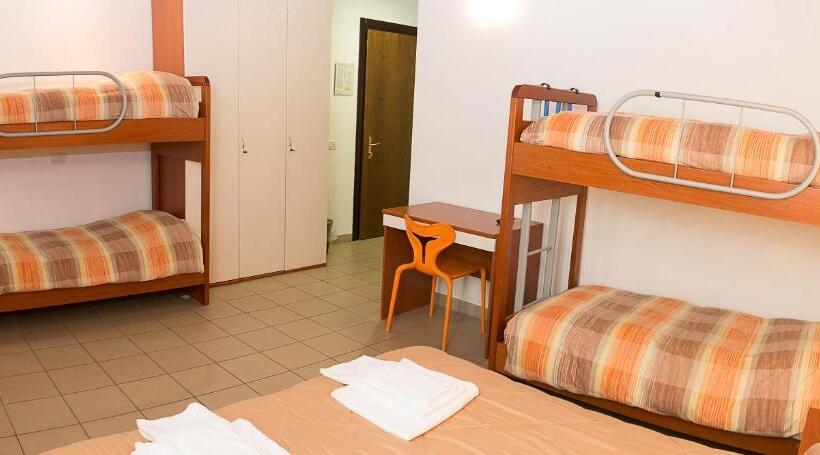 غرفة عائلية كلاسيكية, Domus Clugiae