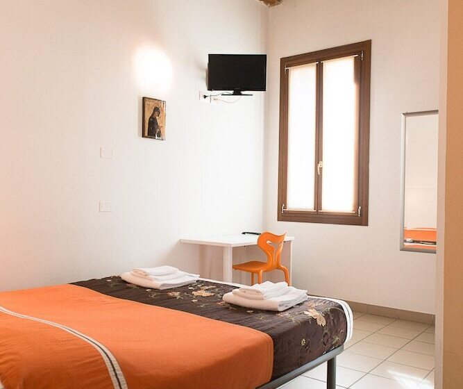 スタンダードルーム, Domus Clugiae