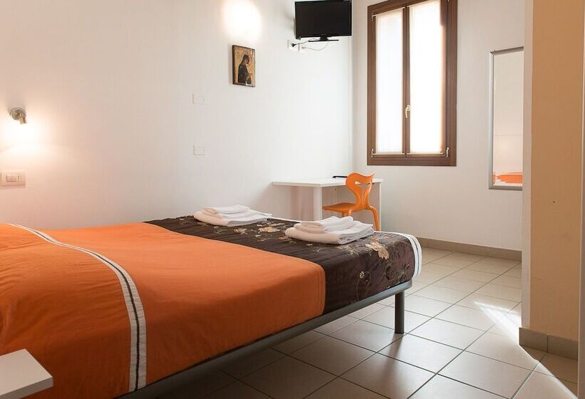 スタンダードルーム, Domus Clugiae