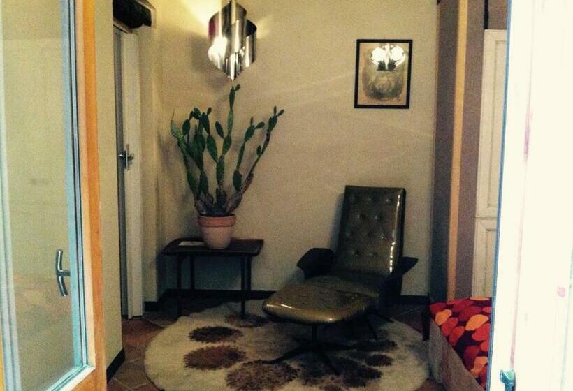 اتاق استاندارد با سرویس بهداشتی مشترک, Moodsiro Comi