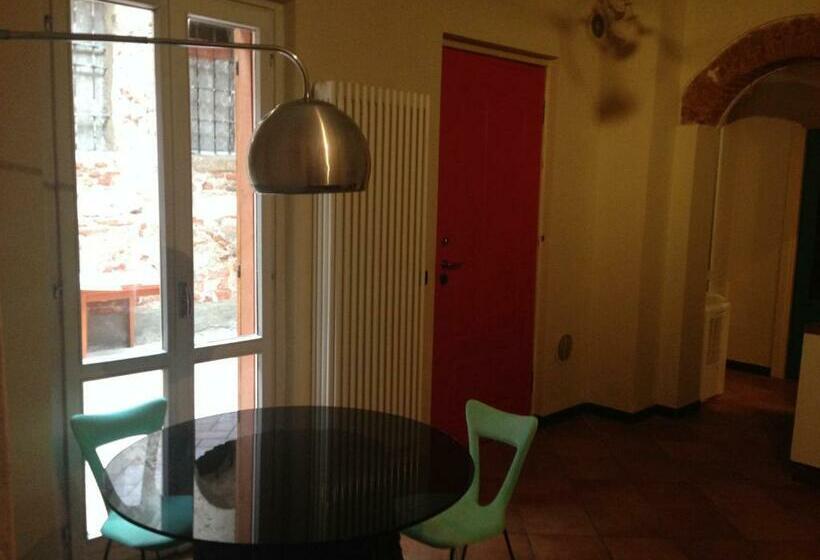 اتاق استاندارد با سرویس بهداشتی مشترک, Moodsiro Comi