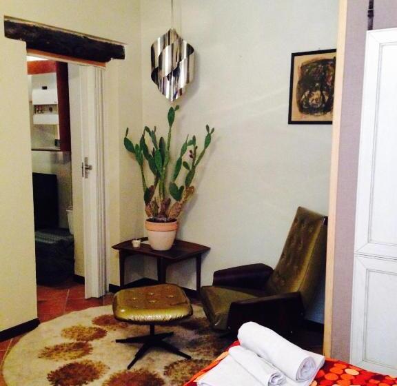 اتاق استاندارد با سرویس بهداشتی مشترک, Moodsiro Comi