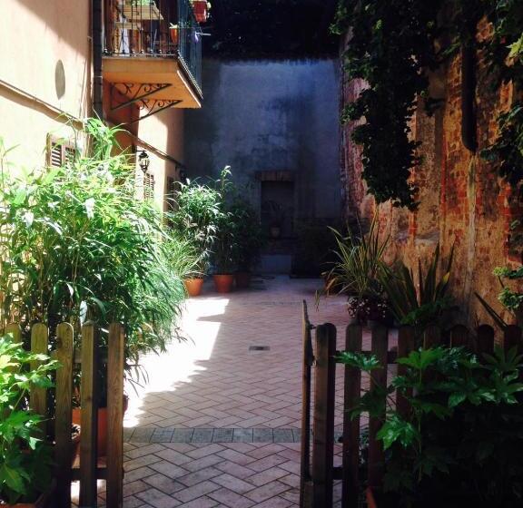 اتاق استاندارد با سرویس بهداشتی مشترک, Moodsiro Comi