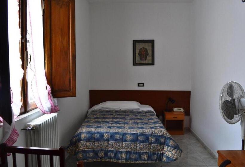 اتاق استاندارد یک نفره, Albergo Imperiale