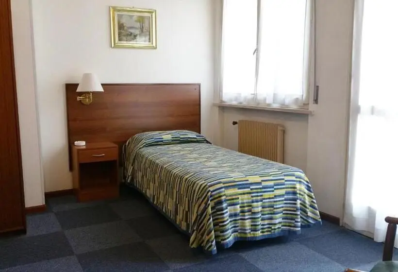 Standard Kolmen Hengen Huone, Capri