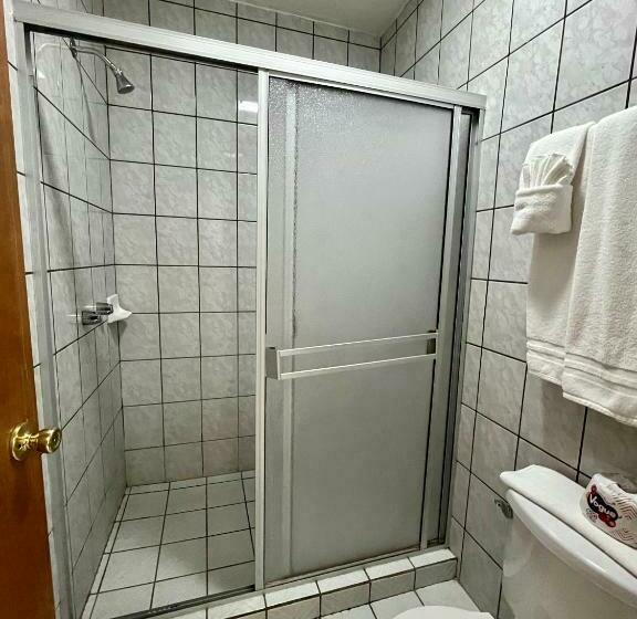 جناح جونيور, Los Caracoles