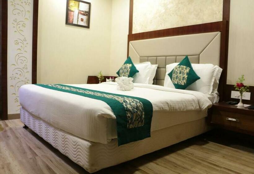 اتاق لوکس, The Landmark