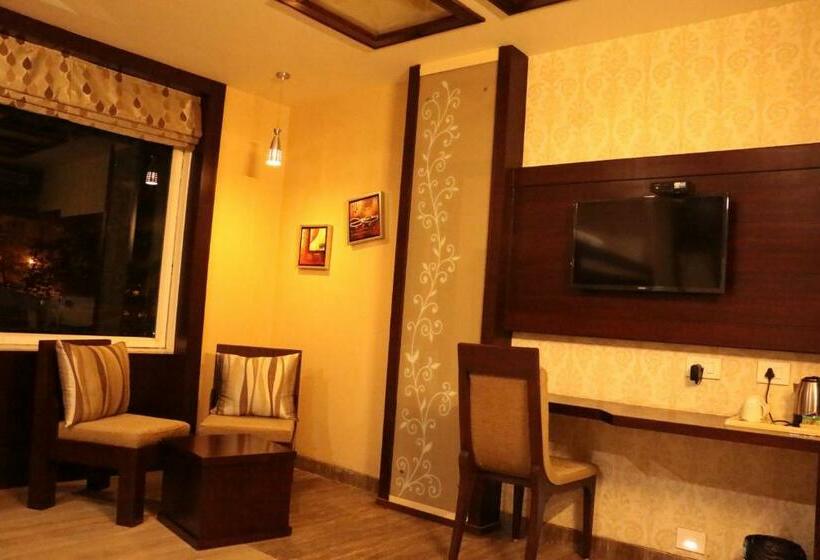 اتاق لوکس, The Landmark