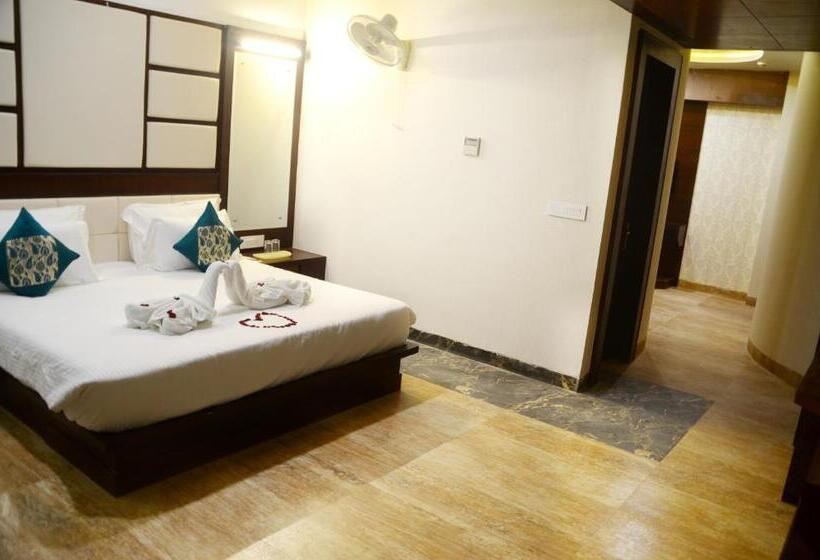 اتاق لوکس, The Landmark