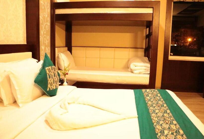 اتاق خانوادگی, The Landmark